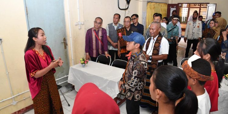 Wamendikdasmen Fajar Tinjau Revitalisasi Sekolah dan Pemanfaatan Papan Interaktif di Kabupaten Ende