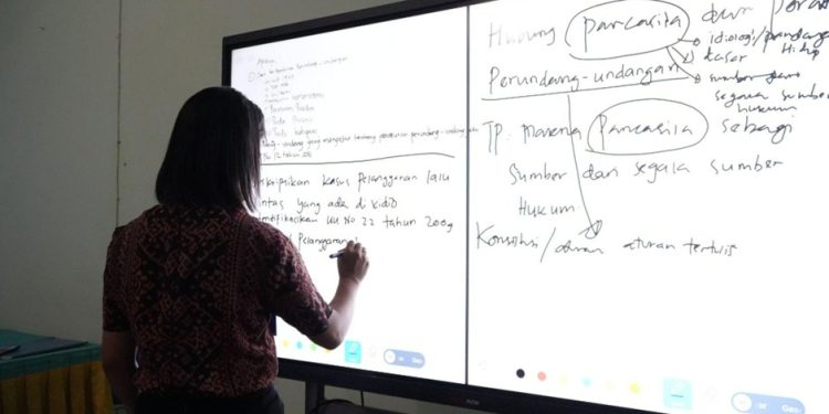 IFP Sentuh Maumere, Ciptakan Pembelajaran Interaktif di Ruang Kelas